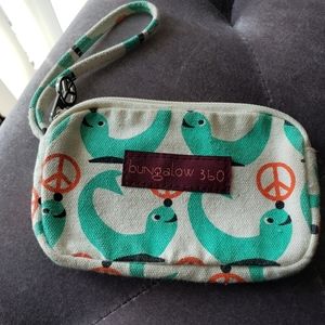 Bungalow 360 wrislet wallet